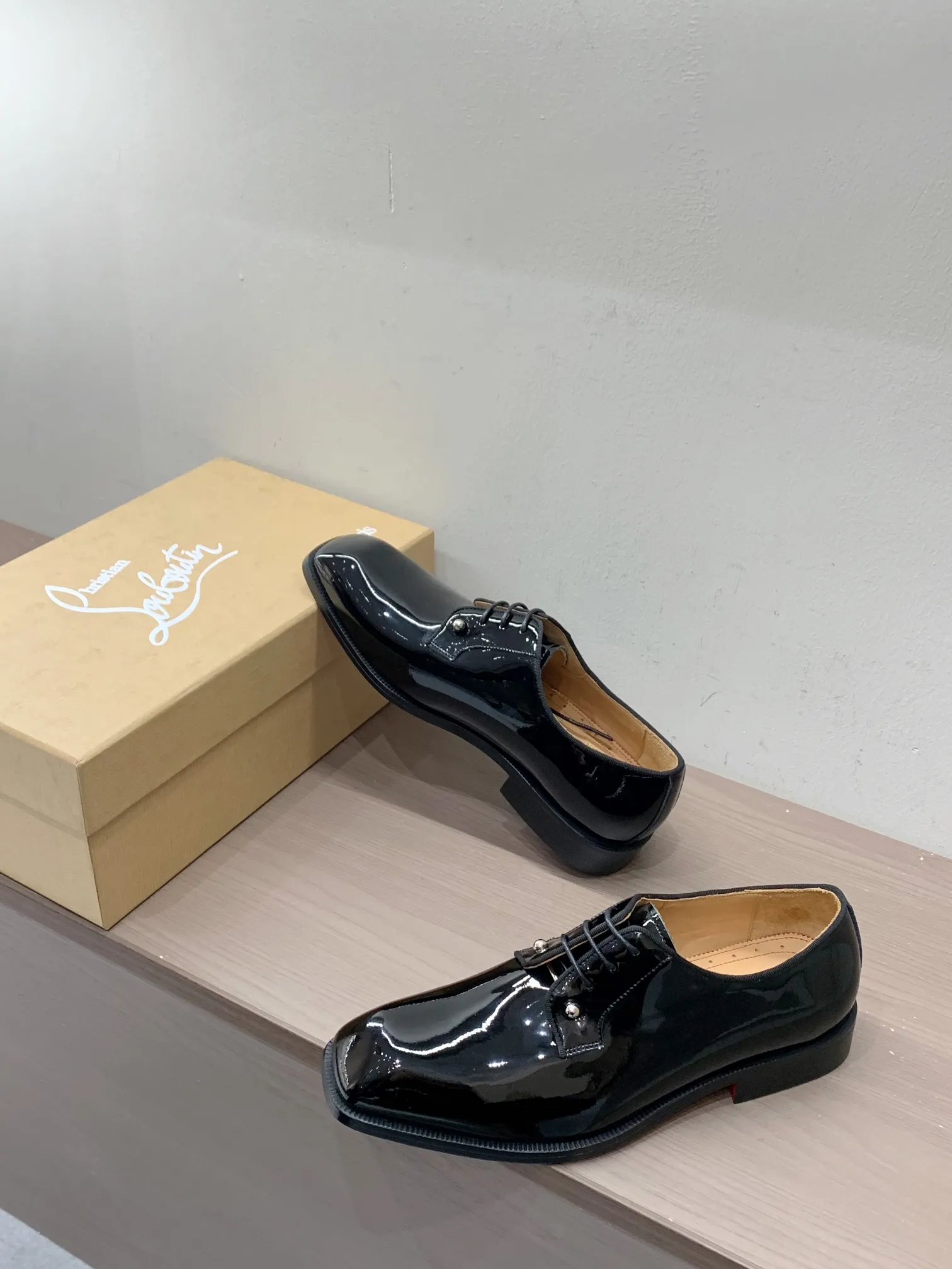 [CL red sole shoes] Top P: 1020💰 Size 39-44 (38.45.46 custom-made, non-returnable) Christian Louboutin men's classic Oxford shoes, men's business formal leather shoes💫Original molding, 1:1 replica, specially made for nobles. The unique shoe shape is unique and 100% comfortable! The whole shoe is made of imported Italian cowhide material, carefully selected, with fine pores and rich luster. Cow leather lining, soft and comfortable, sweat-absorbent and breathable. Genuine leather outsole, non-slip and wear-resistant, full of texture, elegant and luxurious overall, integrating comfort, formality and luxury! The Rolls Royce of shoes!